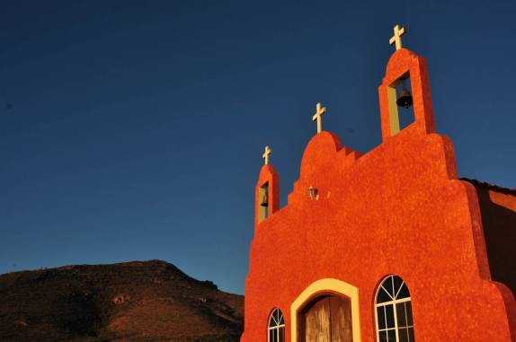 Cores fortes na igreja nova do pueblo da Sierra de San Francisco, no deserto Vizcaino, na Baja California - México